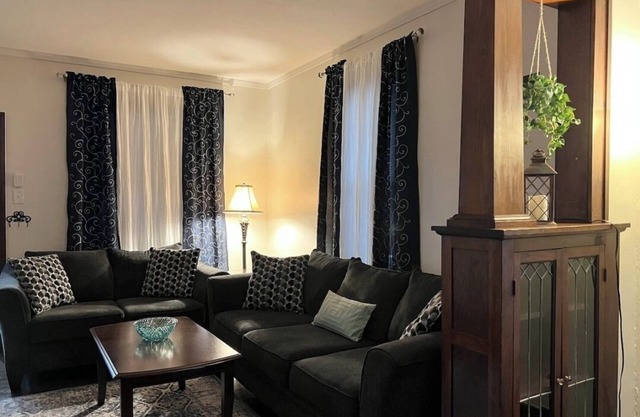 Charming dog-friendly bungalow near Starved Rock