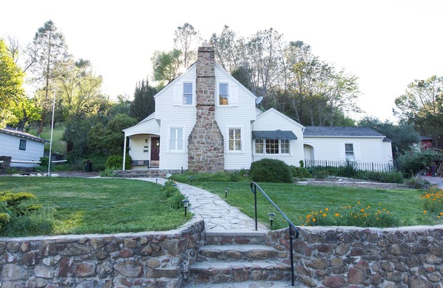 Charming Downtown Home with Wine Nearby. Pet Friendly!