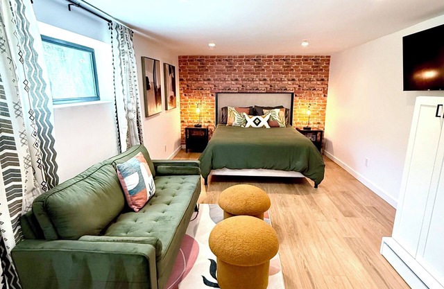 Charming Downtown St. Helena Apartment with WiFi and AC!