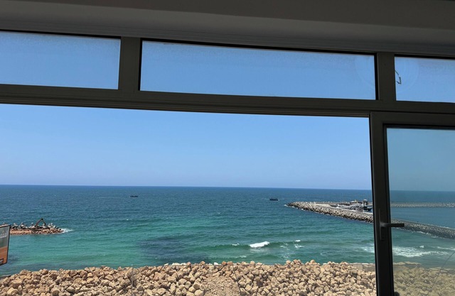 Charming 2-bedroom beachfront condo with AC, WiFi in superb Louran, Alexandria