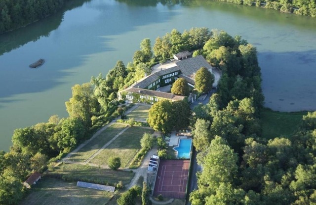 Charming estate overlooking its private 10-hectare lake, Nature and Tranquility