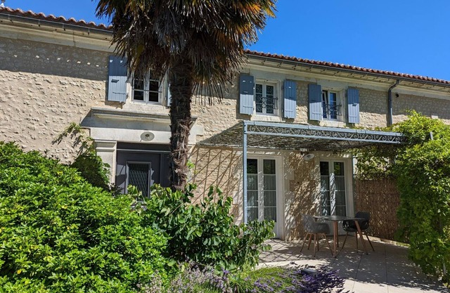 Charming Farmhouse Getaway: Heated Pool, Sauna, Gym, Near Barbezieux
