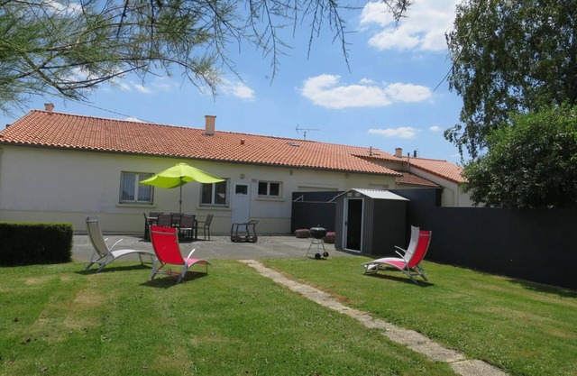 Charming Family Cottage with Garden, Near Angers & Vineyards