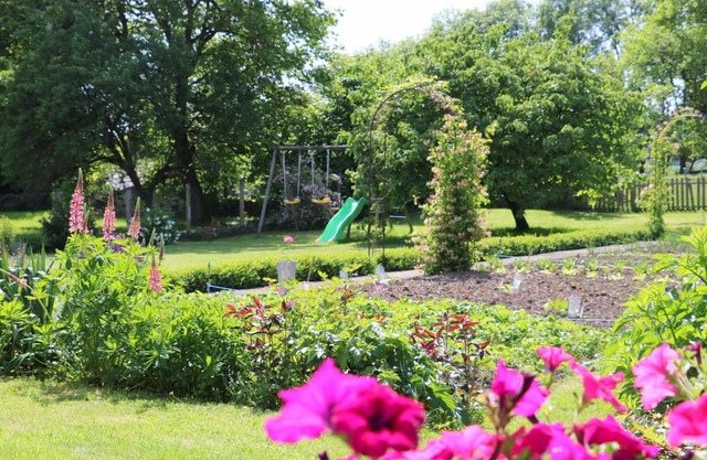 Charming Family Cottage with Garden, Terrace, and WiFi in Saint-Blin