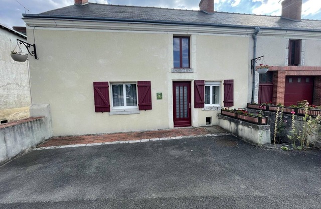 Charming Family Home with Garden, Modern Amenities, and Close to Loire Castles