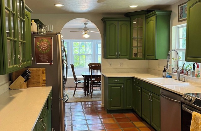 Charming Family Retreat Walkable to UF Campus with Pool – Sleeps 7!