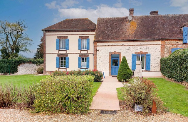 Charming Farmhouse with Private Pool & Garden near Paris