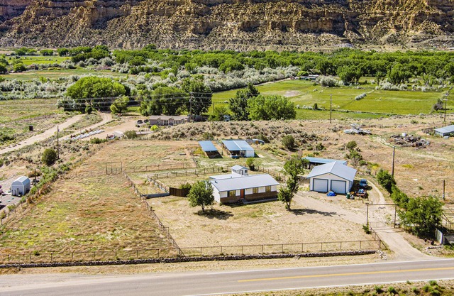 Charming farmhouse close to the Quality Waters and Navajo Lake Marina.