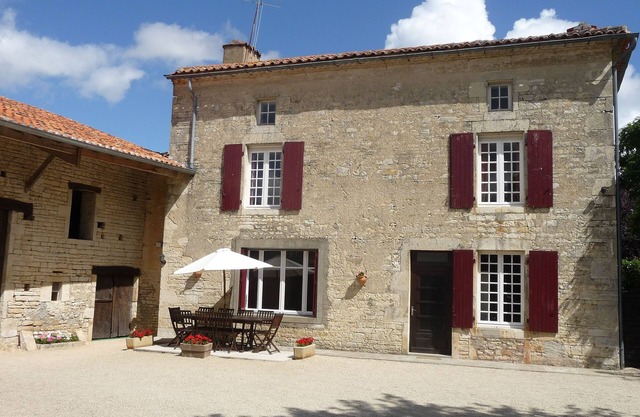 Charming Farmhouse With Pool And Play-barn great for Families