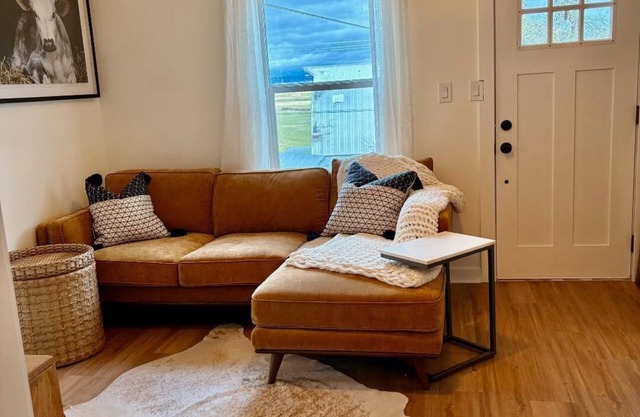 Charming farmhouse with a view of the Snohomish Valley. Home away from home!