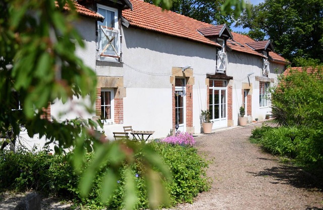 Charming farmhouse with large garden and fireplace, pets allowed