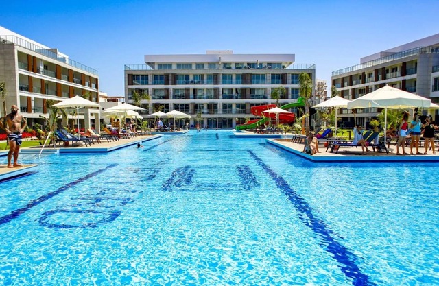 Charming Flat Close to the Beach with Shared Pool and Balcony with Pool View in Iskele, Cyprus