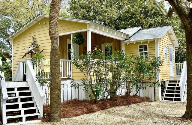 Charming Folly Cottage! Steps to Downtown, Pier & Beach!