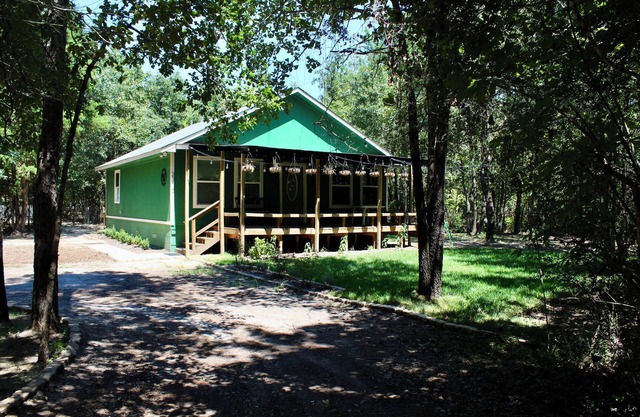 Charming Forest Retreat with Modern Amenities – Perfect Getaway!