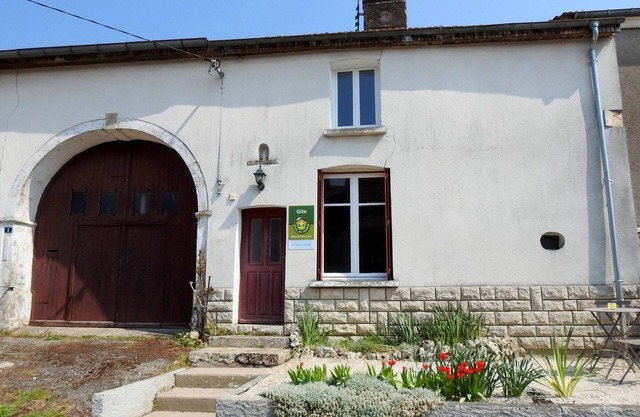 Charming Countryside Cottage with Garden, Fireplace, and Baby Equipment, Pets Welcome!