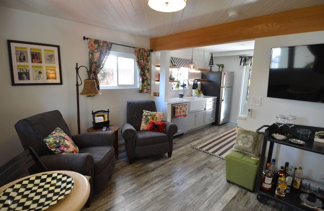 Charming garden Hideaway apartment in Belmont Heights. Abundant outdoor seating.