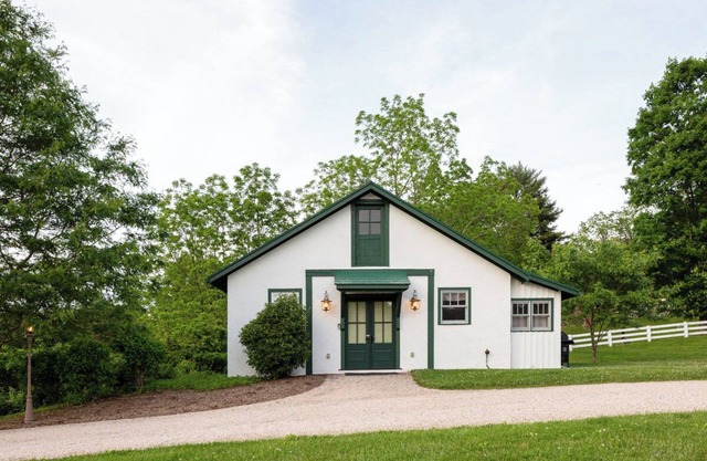 Charming Getaway Steps to Swimming Pool, Hot Tub and more!