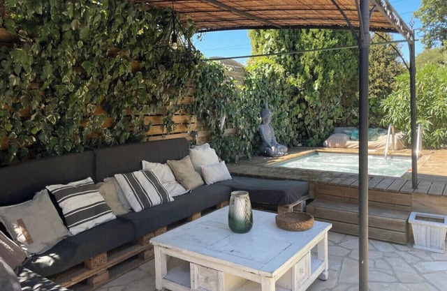 Charming gîte for 4 with swimming pool (independent and with its own private entrance)>