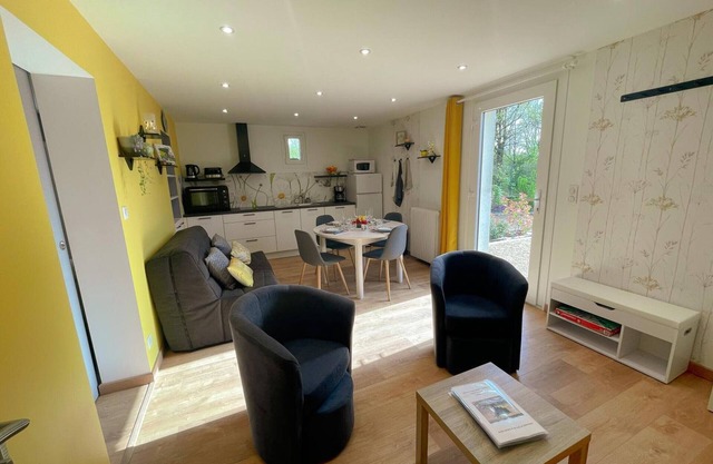 Charming Gîte with Private Garden, Close to Amboise, Perfect for Relaxation and Exploration