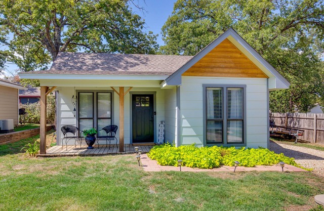 Charming Granbury Cottage Retreat w/Private Patio