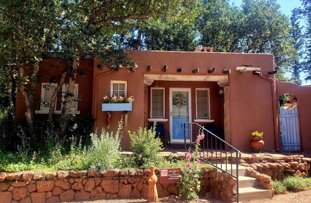 Charming Guesthouse for 2 by Pikes Peak with Mtn Views and 5 Star Reviews!