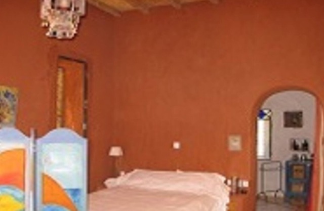 Charming guest house with pool for 6 people