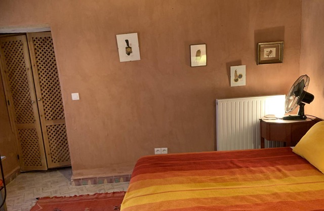 Charming guest house with pool for 2 people