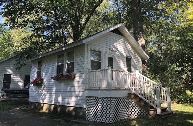 Charming guest house on 1.5 acre lake front property