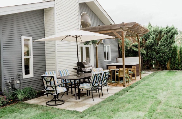 Charming Gyro Beach Getaway: Hot Tub & Parking