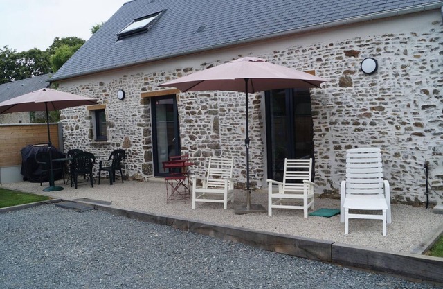 Charming Hilltop Cottage with Modern Amenities and Private Garden in Portbail