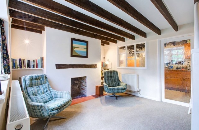 Charming Hilltop Cottage with Panoramic Views