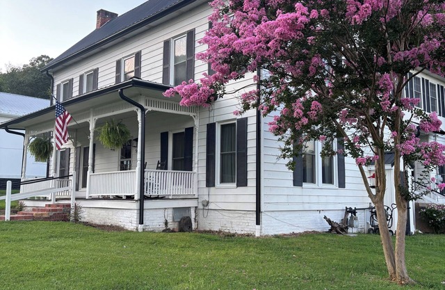 Charming, historic, 4-bedroom lake house w/Hot tub just steps away from lake!