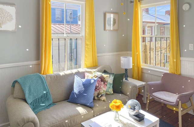 Charming Historic Cottage Downtown with Two King Beds