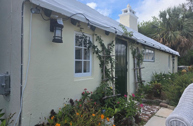 Charming Historical 1-bedroom cottage in central Bermuda with WiFi, AC