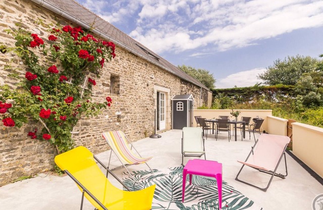 Charming House with Enclosed Terrace, Parking, Pets Allowed, WiFi