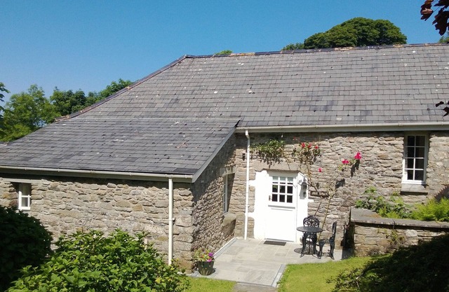 Charming Holiday Cottage Nestling In Secluded Mature Gardens