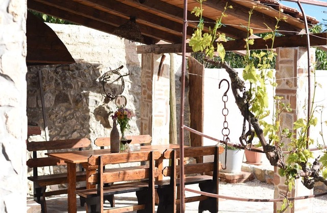 Charming holiday home with private pool, lovely terrace, BBQ, nice guesthouse