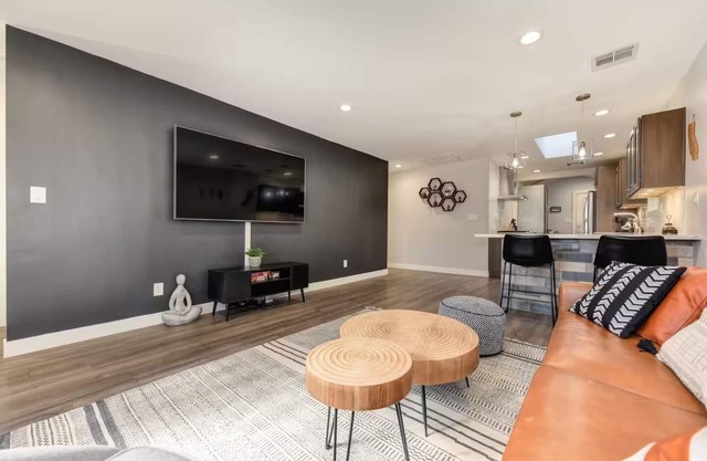Charming Home, near beautiful park/tennis courts!