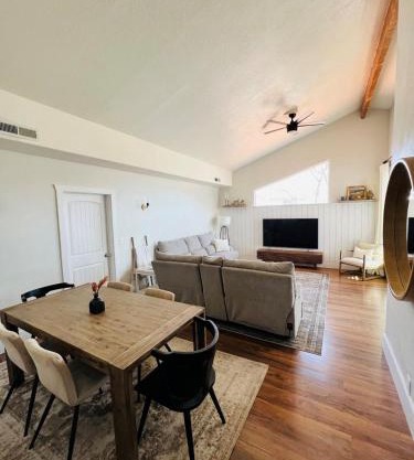Charming home walking distance from downtown Kanab, w/King Suite