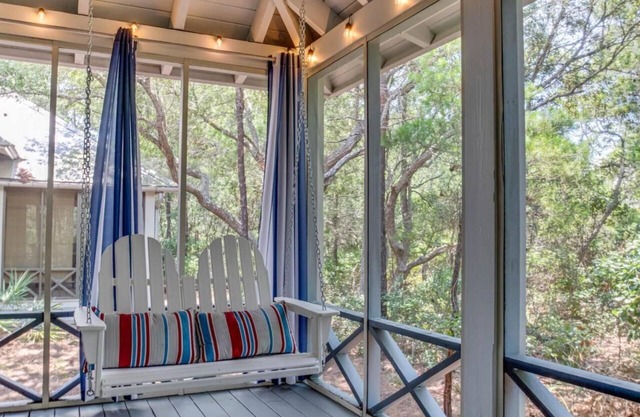 Charming home walking distance to Beach & Pool 3 big beds. Sleeps 6