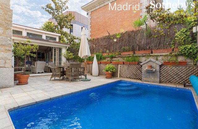 Charming home with pool in center of Madrid sleeps 12+