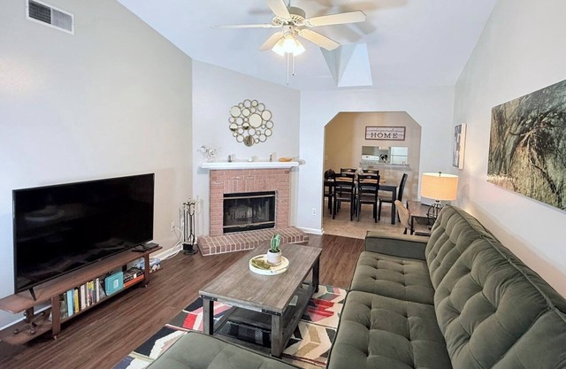 Charming - Homie - Comfortable - Cozy - Tally townhouse!
