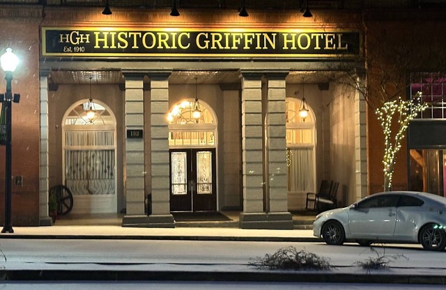 Charming Hotel in Downtown Griffin! Walking Distance to Many Restaurants!