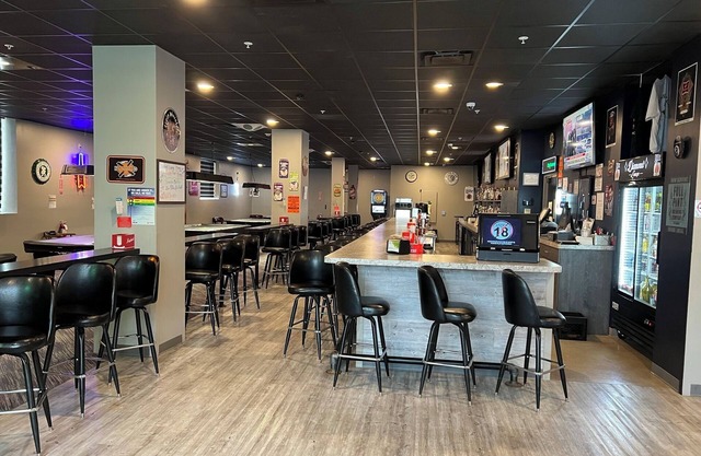 Charming Hotel Rooms w/bar, pool tables, dart board and restaurant downstairs