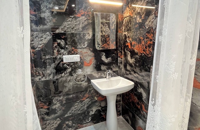 Charming hotel with 1 bedroom and AC, WiFi in wonderful Varanasi