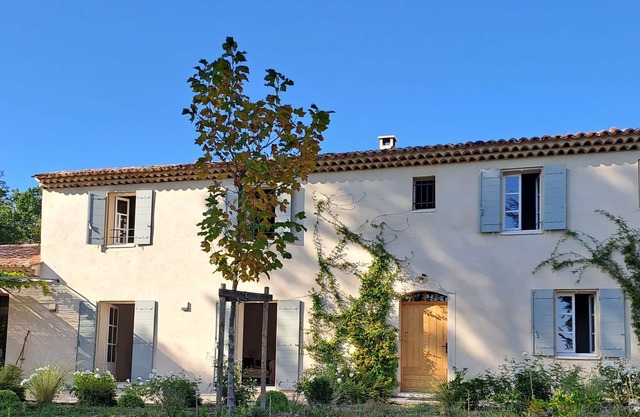 Charming house with swimming pool, superb view of the Sainte Victoire and the countryside