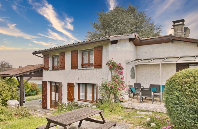 Charming House with Large Garden – Perfect for Families, Near Pool, Tennis & Nature