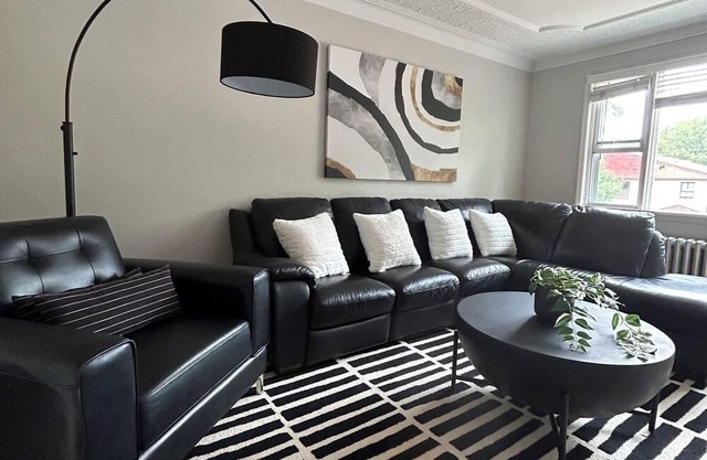 Charming House| Little Italy, Winnipeg | Free Parking