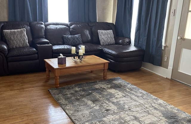 Charming house walking distance to restaurants -1.7 miles to beach!