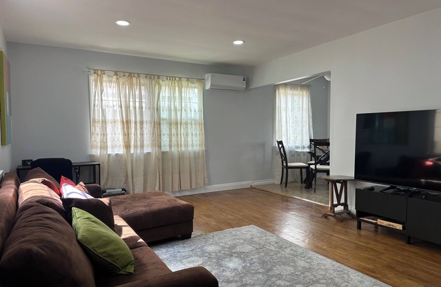 Charming house with AC, parking & gated yard in pleasant Burbank neighborhood